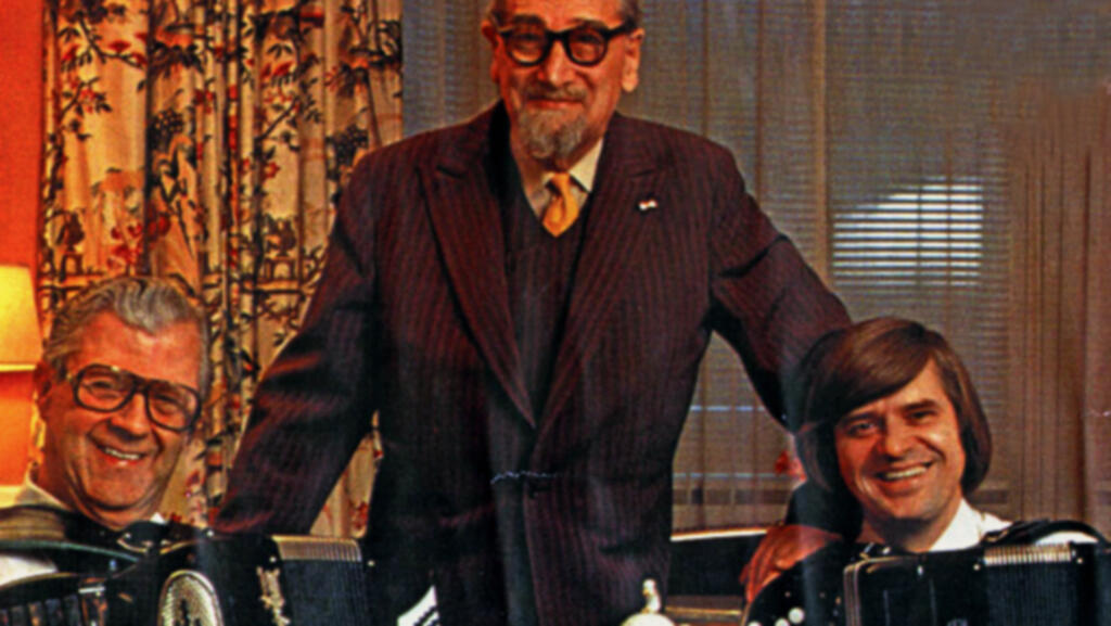 Programbild. Sten Broman och dragspelare